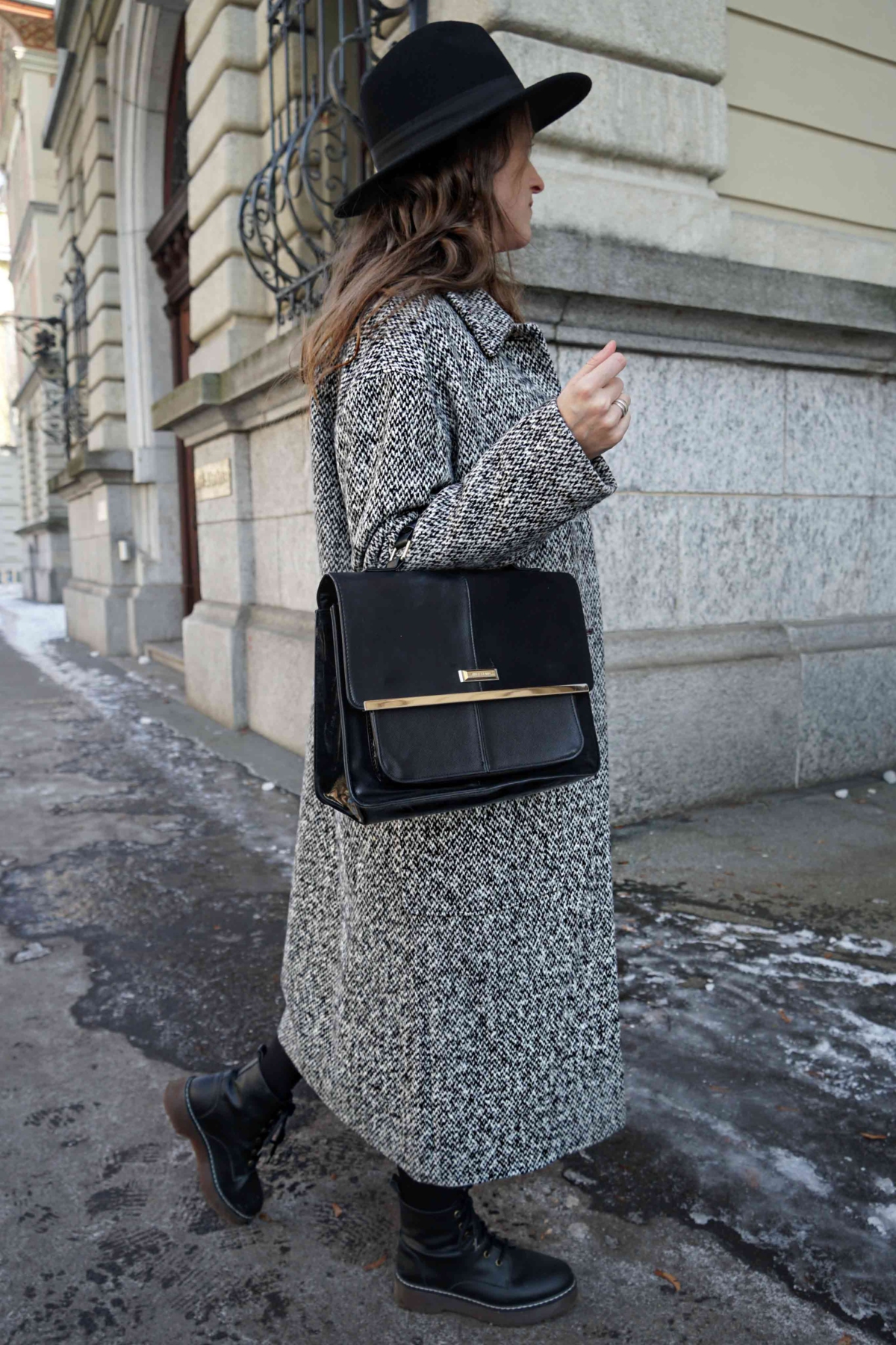 Andrea Steiner from sustainable fashion blog Strawberries 'n' Champagne is wearing a knitted dress and a wool coat of hessnatur.